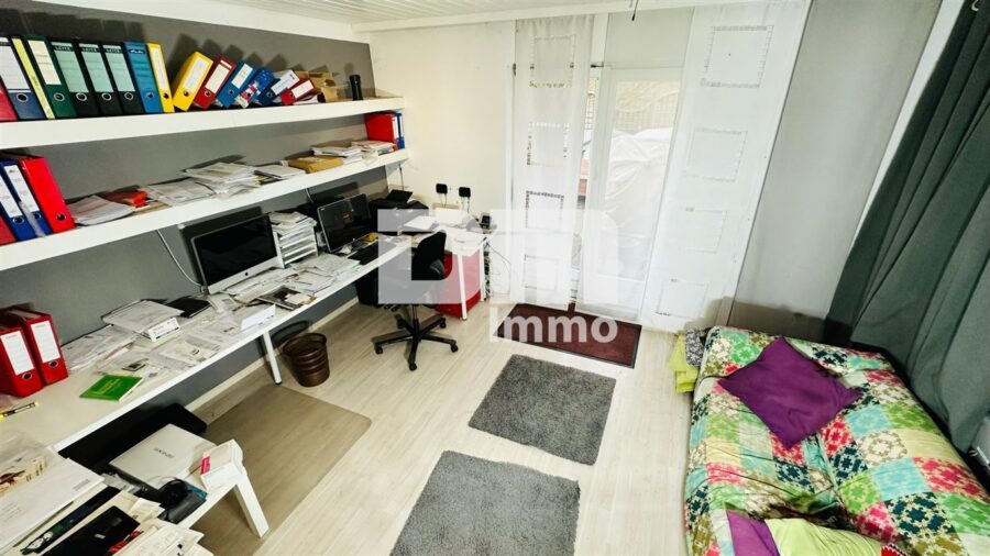 Imposante Tennishalle/ Komplex mit Gastronomie und Wohneinheit - Wohneinheit Büro OG